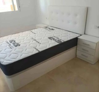 Colchón y canapé de tela y madera