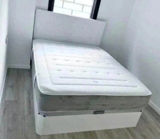 Colchón y canapé de tela y madera