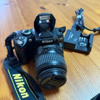 Nikon D40 + Objetivo 18-55mm (Ideal principiantes)