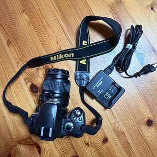 Nikon D40 + Objetivo 18-55mm (Ideal principiantes)