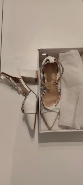 Zapatos de novia blancos con pedrería