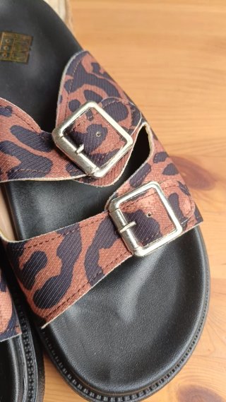 Sandalias nuevas leopardo con hebillas