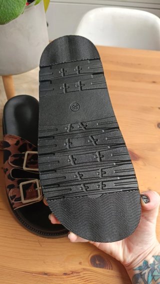Sandalias nuevas leopardo con hebillas