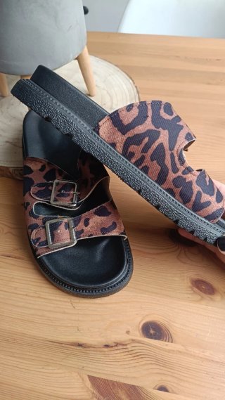 Sandalias nuevas leopardo con hebillas