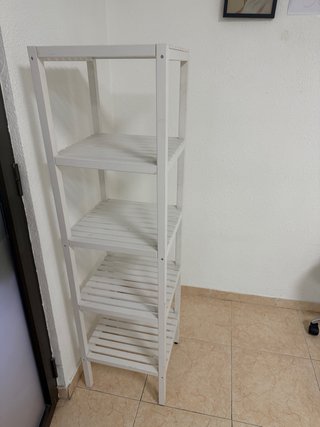 Estantería de madera blanca