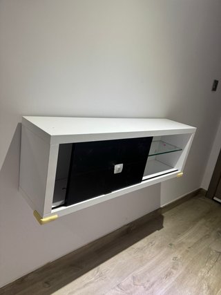 Mueble recibidor blanco y negro