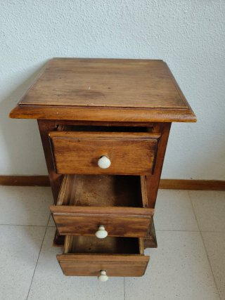Mesita de noche de madera