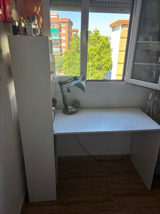 Mesa de estudio con estanterías, muy bien