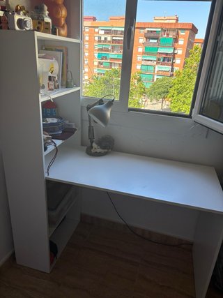 Mesa de estudio con estanterías, muy bien