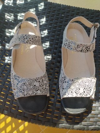 Sandalias blanco y negras