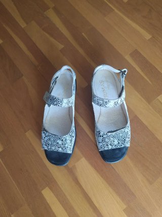 Sandalias blanco y negras