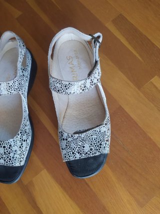 Sandalias blanco y negras