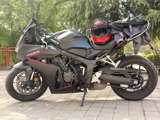 Honda CBR650R Negra y Roja