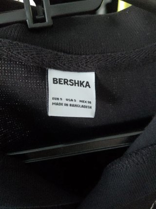 Polo Bershka negro con bordado
