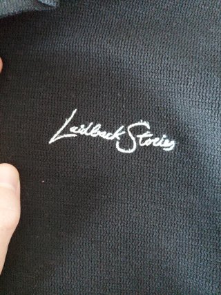 Polo Bershka negro con bordado