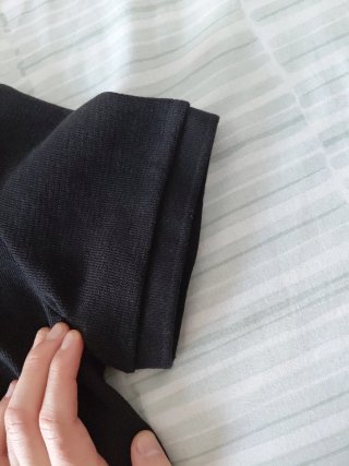 Polo Bershka negro con bordado