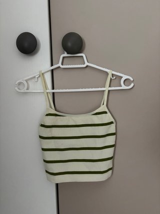 Crop top de rayas beige y verde