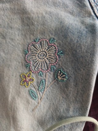 Pantalón vaquero niña bordado flores