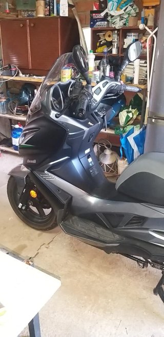 Maxi Scooter Negra KYR J300 ABS