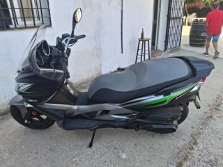 Maxi Scooter Negra KYR J300 ABS