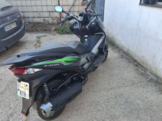 Maxi Scooter Negra KYR J300 ABS