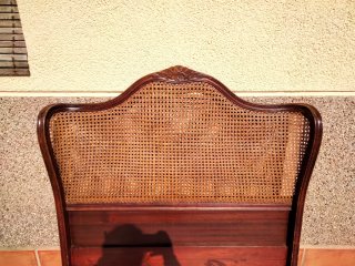 Cabecero de ratán y madera