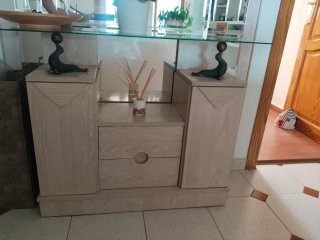 Aparador de madera y cristal beige