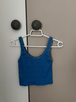 Top corto azul de canalé
