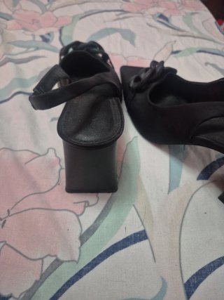 Sandalias negras con cadena