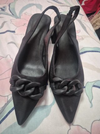 Sandalias negras con cadena