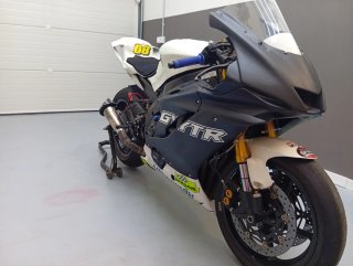 Yamaha R6R Sportbike Negra y Blanca