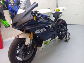 Yamaha R6R Sportbike Negra y Blanca