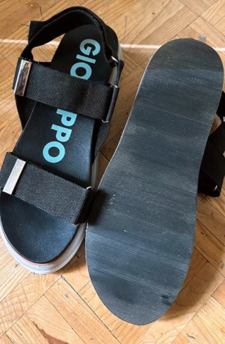 Sandalias negras y rosas
