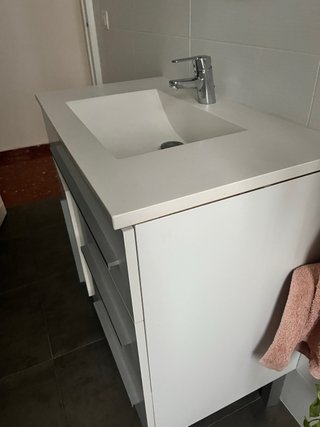 Mueble de baño blanco y gris