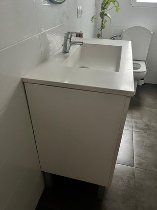 Mueble de baño blanco y gris