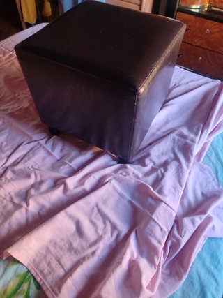 Puf de piel marrón