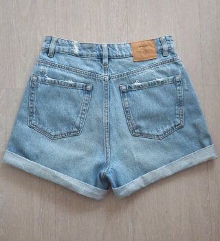 Short vaquero desgastado Mom fit Stradivarius T.34