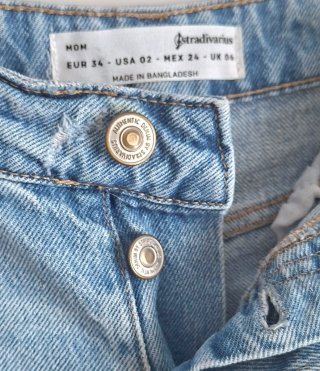 Short vaquero desgastado Mom fit Stradivarius T.34