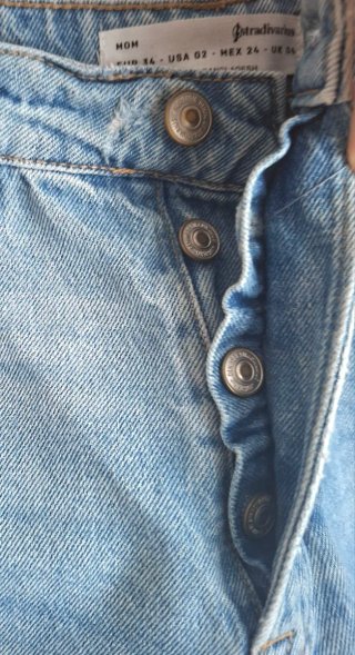 Short vaquero desgastado Mom fit Stradivarius T.34