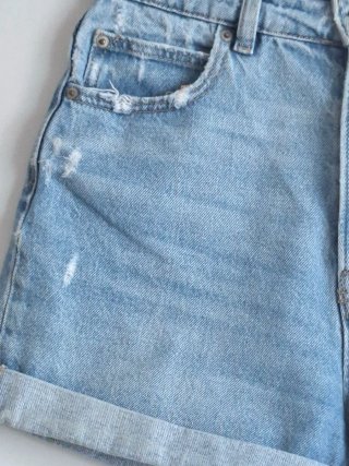 Short vaquero desgastado Mom fit Stradivarius T.34