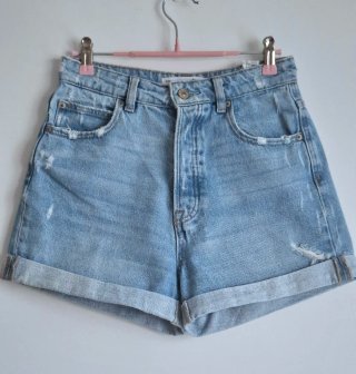 Short vaquero desgastado Mom fit Stradivarius T.34