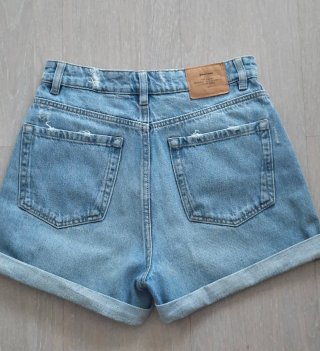 Short vaquero desgastado Mom fit Stradivarius T.34