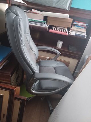 Silla de oficina o tele cómoda gris y plateada