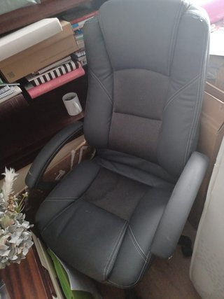 Silla de oficina o tele cómoda gris y plateada