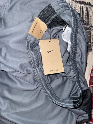 Pantalón corto deportivo Nike gris