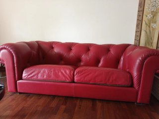 Divano in pelle 100% rosso, cucito come poltrona ,