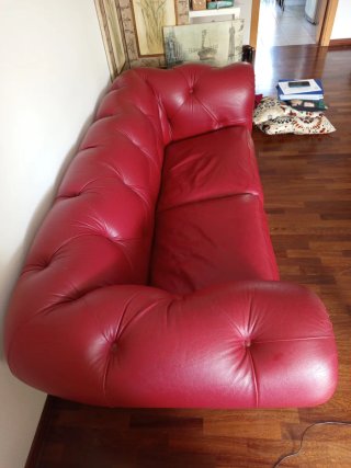 Divano in pelle 100% rosso, cucito come poltrona ,