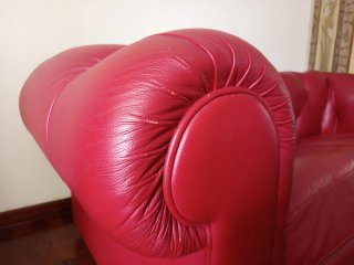 Divano in pelle 100% rosso, cucito come poltrona ,