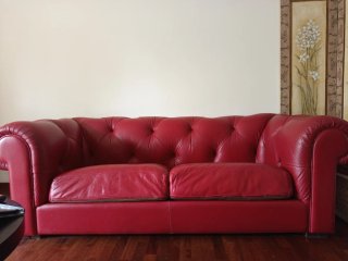 Divano in pelle 100% rosso, cucito come poltrona ,