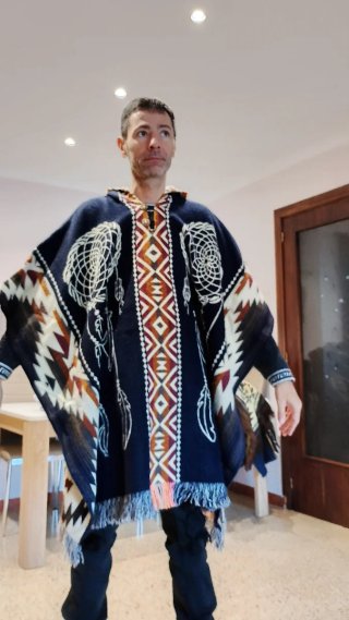 Poncho de alpaca hecho a mano
